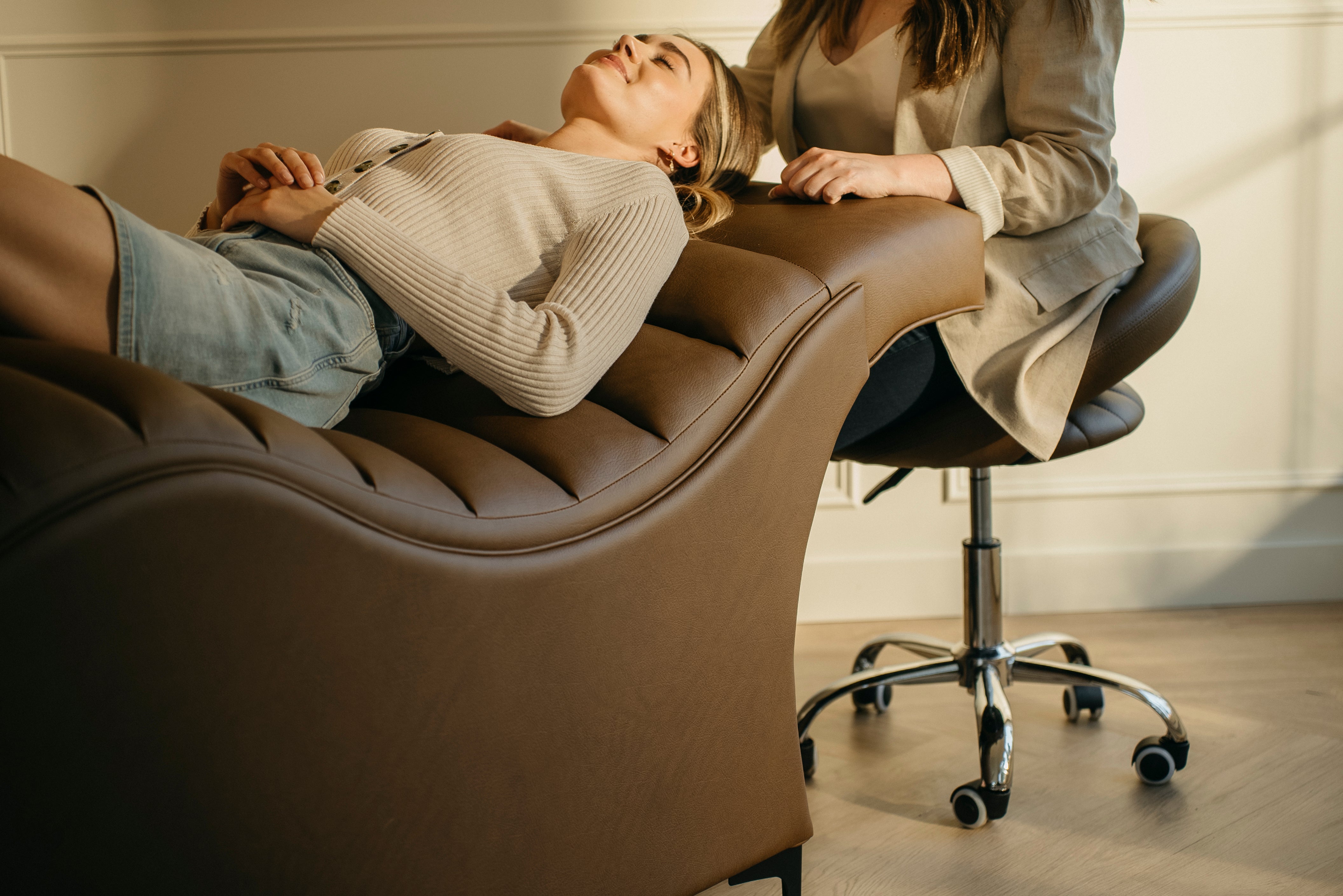 Edda Ergonomic Bed for Lash, Brow, PMU, Facials, and more.