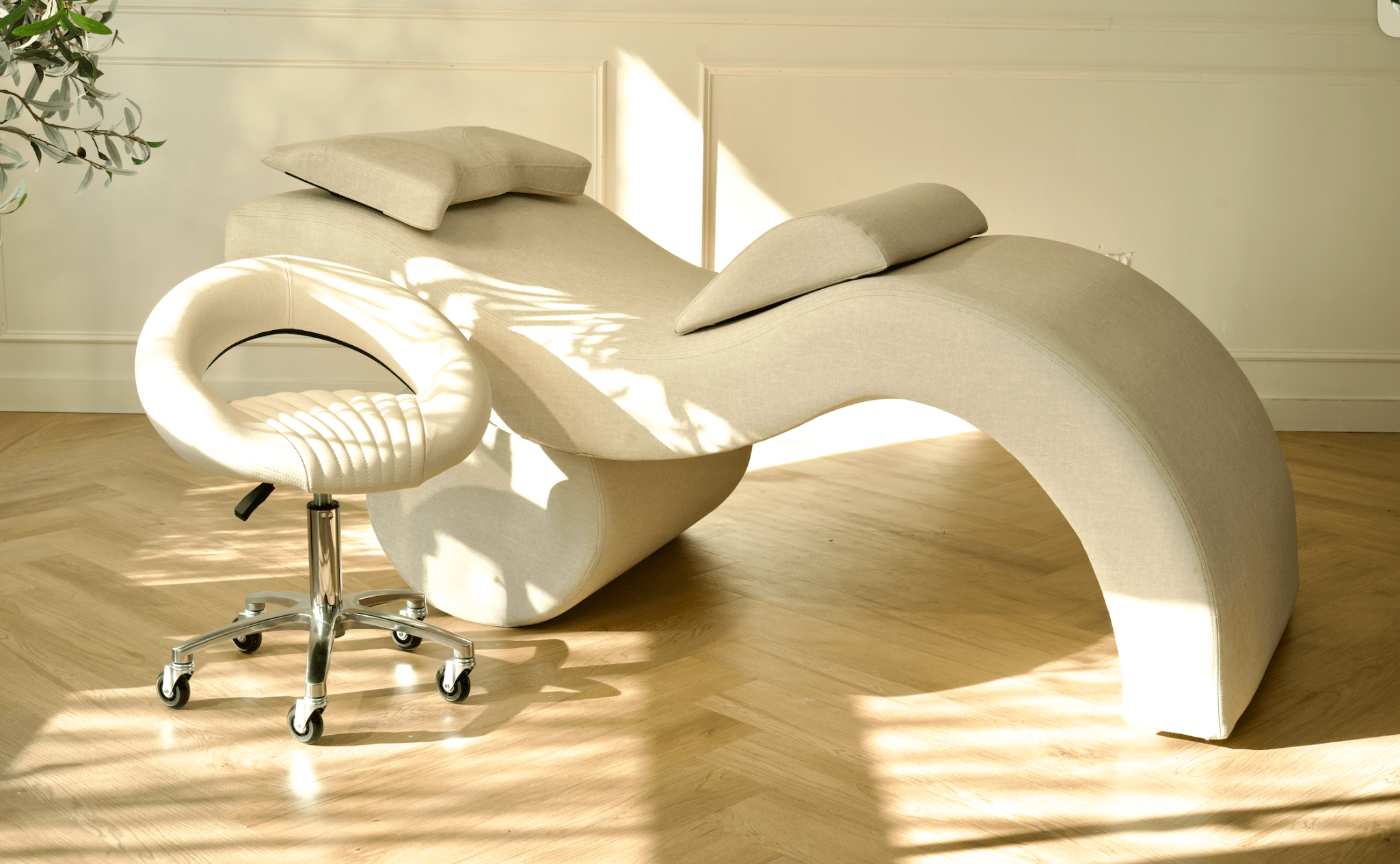 Brynn® Ergonomic Salon Bed - Plush + Oak